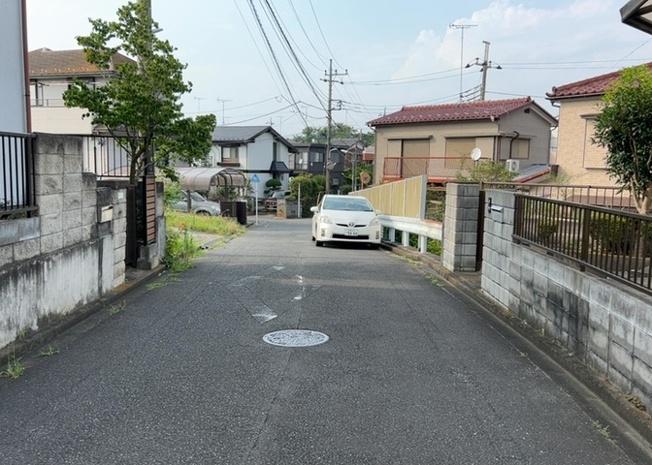 【前面道路含む現地写真】 | お持ちの車種によっては前面道路が広い方が便利でしょう。しかし、前面道路が広ければその分交通量が多くなるため、騒音などが気になる場合があります。実際に現地を見学し、周辺交通量や騒音などを確認しましょう！