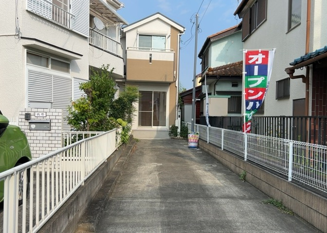 【外観】 | 現地に行くなら、物件の周囲の地形がどうなっているかを見ることも大切です。周辺より低くなっている土地では、大雨などで水が集まりやすいため、地盤が弱くなっているということも考えられるため、注意が必要です。