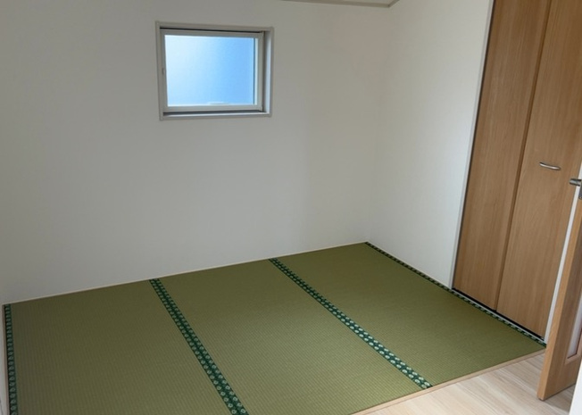 【キッチン】 | ダイニングとキッチンの間を扉や壁などで仕切らず、一体化させた間取りです。キッチンカウンターがついている物件ならば、食事をキッチンカウンターで取ることで、ダイニングスペースをリビングとして使用できます。