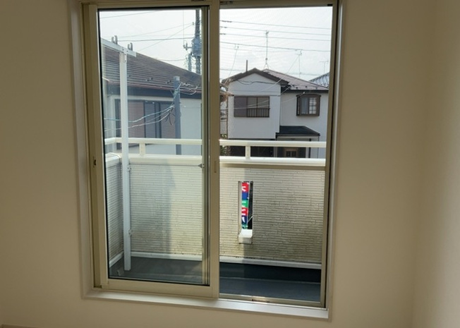【内装】 | サッシは、ガラス窓に使用される金属製の窓枠です。一般的に住宅建築では、金属製建具工事の段階でガラス類・玄関などと同時に設置されます。種類や構造により断熱性能や遮音性能が異なるので現地でご確認ください。