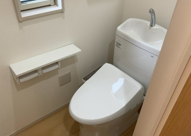 【トイレ】 | トイレは大きさや形、機能、抗菌性などが異なる多種多彩なタイプが各メーカーから出ています。それぞれに良さがあるため、事前にどういったタイプのトイレがいいのかをご家庭内で決めて、内見に行くといいでしょう。