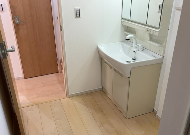 【脱衣所】 | 多くの戸建て住宅で見かける洗面脱衣所は、洗面台と洗濯機が2畳ほどのスペースに並べられていて、洗面所が脱衣所を兼ね備えている間取りが一般的です。お客様が利用することもある、パブリックな空間でもあります。