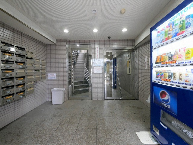 大阪市浪速区塩草３丁目の賃貸マンションのエントランス