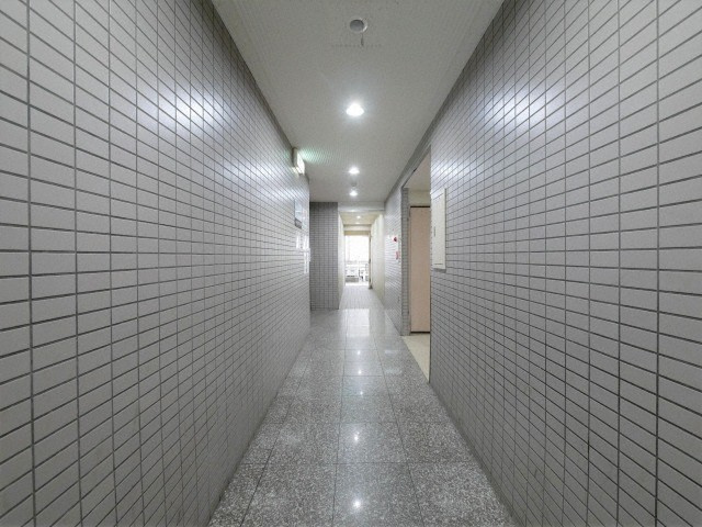 大阪市浪速区塩草３丁目の賃貸マンションのロビー