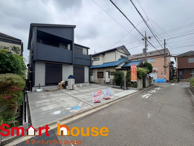 相模原市南区相模台7丁目　新築1棟の前面道路含む現地写真|オシャレな外観は、人の目を引くだけではなく自慢したくなりますね！植木を置いたりアレンジは、自由です。自分の好みに仕上げましょう♪