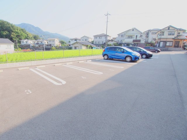 グランディール長楽寺の駐車場