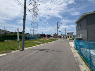 【前面道路含む現地写真】 | 自由設計可能ですので　家族の希望が詰まったマイホームを建築出来ますね！