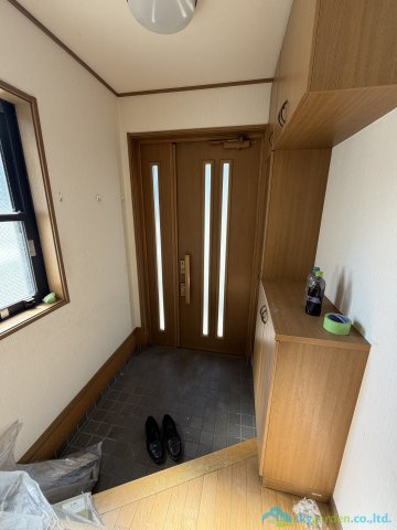 厚木市愛名　中古戸建の玄関