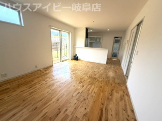 【居間・リビング】 | 岐阜市東川手築14年！再生住宅！お車並列2台可能！カーポート付き！日当たりの良いリビング！ | 岐阜市東川手築14年！再生住宅！お車並列2台可能！カーポート付き！日当たりの良いリビング！