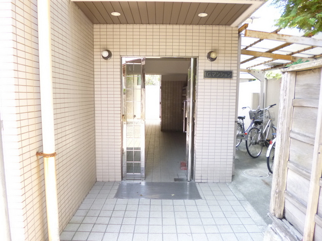 ＩＧマンションのエントランス|ゆとりのエントランス！奥には駐輪できるスペースあります！