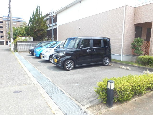 メゾンドエムの駐車場