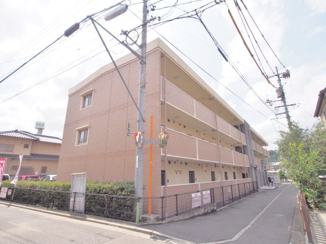 カルフール緑井の外観