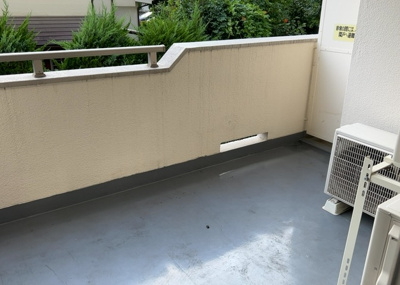 【バルコニー】 | めじろ台コーポラス | バルコニーは、室外の専用スペースのうち、「屋根がなく開放された空間」であるものを指します。ベランダより広いタイプのものが多く、日当たりもよいため家庭菜園などを楽しみたい人にとって適した環境となります。