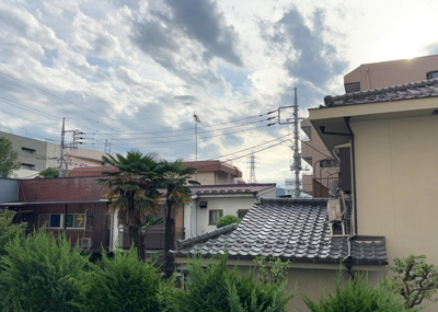 【展望】 | めじろ台コーポラス | 眺望の良さを楽しめるダイニングキッチンで家族団らんの時間を過ごしてはいかがでしょうか。バルコニーから見える景色を家族で眺める時間は、時間が経つのを忘れてしまいそうですね。是非、現地を見に行きましょう！