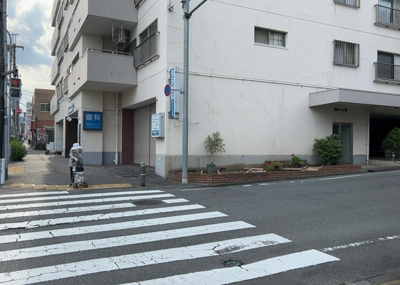 【現況写真】 | めじろ台コーポラス | 外観はマンション管理がされているかの目安になります。築年数が古いと、壁面は劣化してひび割れが生じることも！建物が古びていても細かいところが修繕されていると、きちんと管理されているなぁと感じるでしょう。