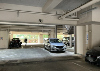 【駐車場】 | めじろ台コーポラス | 車一台あたりに必要なスペースは、標準サイズの普通自動車で横幅2m50cm、長さ5mは必要になります。ただし、乗降のことも考慮して横幅3m30cm、長さ5m50cmほどは確保できるところを選びましょう。