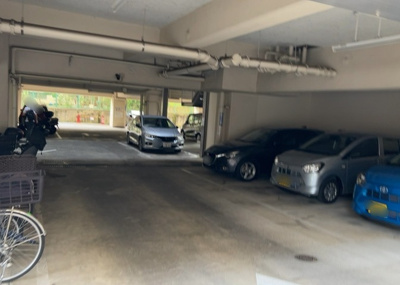 【駐車場】 | めじろ台コーポラス | 駐車場と明記されていても、最小スペースでつくられた駐車場だと大型車は駐車できなかったり、出入りしにくくなったりする可能性があります。お車のサイズと購入したい物件の駐車場のサイズを現地で確認しましょう。