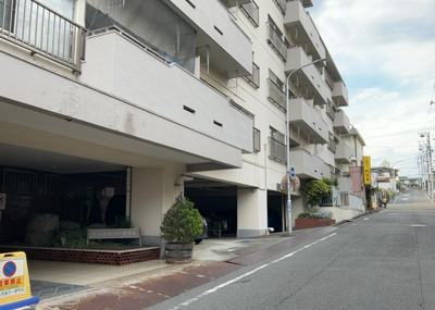 【庭】 | めじろ台コーポラス | 物件によっては、入居者が個人的に使用できる専用庭がついているものもあります。また、住宅の中にある土間の部分を庭と呼ぶこともあります。庭の用途は住む人によって変わり、それによってデザインもさまざまです。