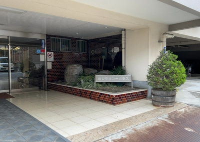 【中庭】 | めじろ台コーポラス | 中庭（パティオ）とは、一つの建築物の内部に設けられた、壁などで囲われている庭のことを指します。コの字型、ロの字型が主流ですが、L字型の中庭もあります。最近では、インテリア性の高さからも人気があります。