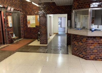 【ロビー】 | めじろ台コーポラス | ラウンジは、マンションの共用スペースに椅子やテーブルなどを配置した利用者が寛げる空間です。屋内型ラウンジと屋外型ラウンジがあります。共用部分の管理状況と合わせて、詳細については現地でご確認ください。