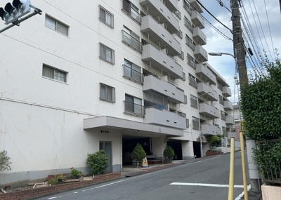 【構造・工法・仕様】 | めじろ台コーポラス | ＲＣ造、Reinforced Concreteは直訳すると補強されたコンクリートです。主に柱や梁・床・壁が鉄筋とコンクリートで構成おり、鉄筋を組んだ型枠にコンクリートを流し込んで固めたものを指します。
