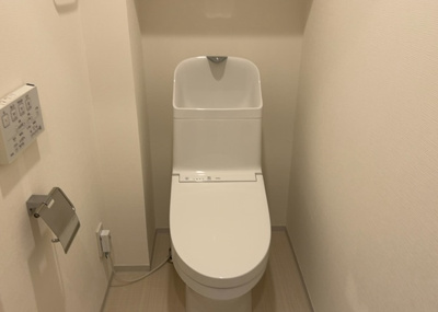 【トイレ】 | めじろ台コーポラス | トイレは大きさや形、機能、抗菌性などが異なる多種多彩なタイプが各メーカーから出ています。それぞれに良さがあるため、事前にどういったタイプのトイレがいいのかをご家庭内で決めて、内見に行くといいでしょう。