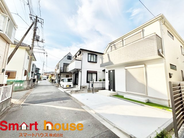 南区東大沼1丁目１棟の前面道路含む現地写真|お住まいの前面道路が広いと駐車が楽になり、陽当たりも遮られないので明るく居心地の良いお家になります♪