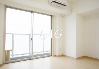 【居間・リビング】 | ＲＡＦＦＩＮＥ　ＴＥＲＲＡＣＥ | 洋室のお部屋です。