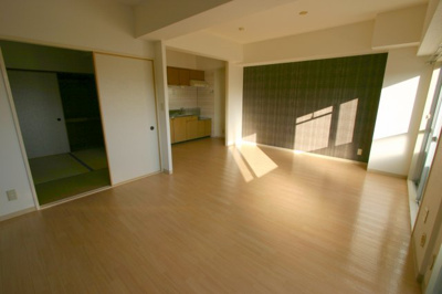 【居間・リビング】 | ユーコート豊中 | ※同タイプの写真となり、実際のお部屋とは異なる場合があります
