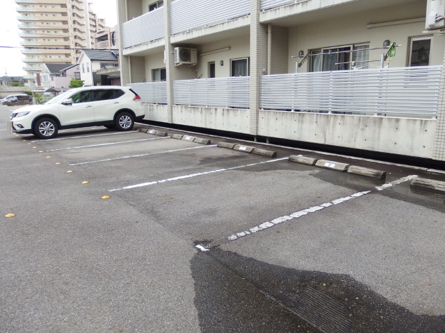 ラフィナート南明大寺の駐車場