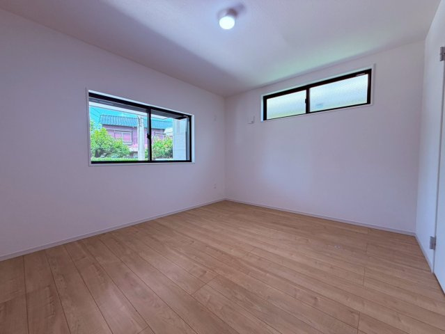 【洋室】 | 練馬区東大泉６丁目　新築戸建て　１号棟 | 【2号棟】明るく心地よい空間で、快適な暮らしを叶える洋室