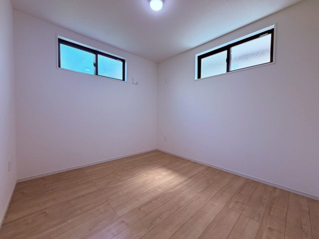 【洋室】 | 練馬区東大泉６丁目　新築戸建て　１号棟 | 【2号棟】陽光が差し込む、明るく開放感あふれる洋室