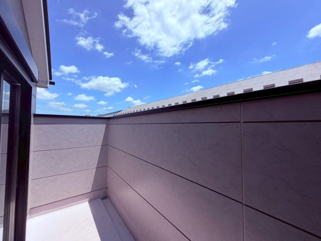 【バルコニー】 | 練馬区東大泉６丁目　新築戸建て　１号棟 | 【2号棟】陽当たり良好なバルコニーで、心地よい毎日を