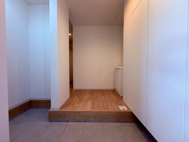 【玄関】 | 練馬区東大泉６丁目　新築戸建て　１号棟 | 【2号棟】明るく迎える、収納力も備えた快適な玄関