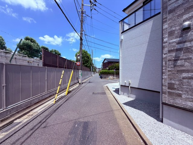 【前面道路含む現地写真】 | 練馬区東大泉６丁目　新築戸建て　１号棟 | 落ち着いた低層住宅街の一角、穏やかな街並みが広がります
