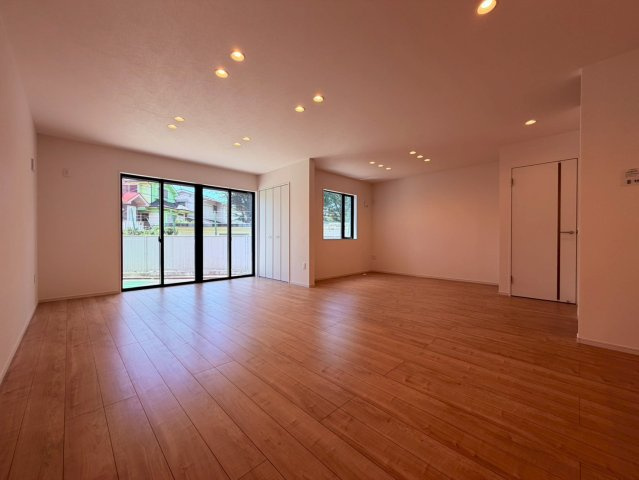 【居間・リビング】 | 練馬区東大泉６丁目　新築戸建て　１号棟 | 室内には豊かな陽光が注ぎ込み、爽やかな住空間を演出しています