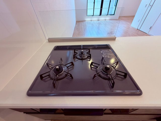 【キッチン】 | 練馬区東大泉６丁目　新築戸建て　１号棟 | 【2号棟】三口コンロで料理も効率よく、快適なキッチン時間を