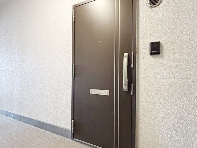 【その他共用部分】 | メゾンドール野方 | 皆様をお迎えする、お部屋の玄関ドア。開けやすさや開放角度、ドアノブの操作しやすさや鍵の形状などを、現地で一度ご確認ください。～即日のご見学可能～　お問合せはお気軽にどうぞ。
