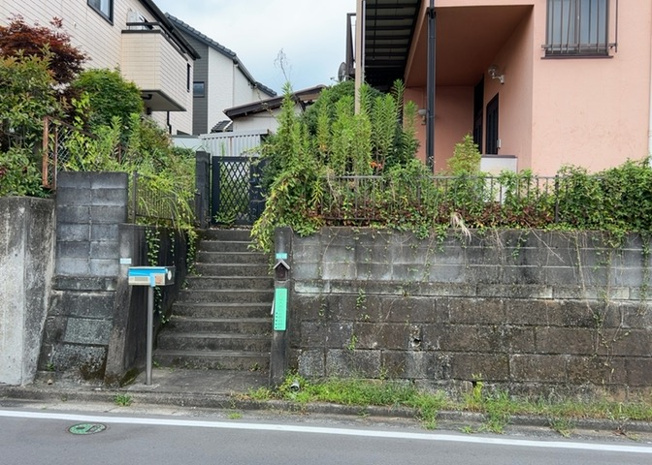 【外観】 | 土地の形が極端に長細かったり、狭小地、あるいは道路との高低差がある傾斜地だった場合、後々売ろうとしても買い手がつかない場合もあります。後々、売却することになった時に価値の下がらない土地を選びましょう。