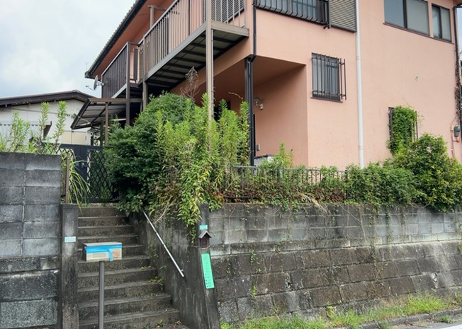 【外観】 | 家を建てる場合、方位は要チェックです。現実的に日当たりのよい家ならばリビングは南側、建築基準法でも北側に当たる家への配慮は求められています。土地を見学に行く際は、方位磁針を持って行くようにしましょう。
