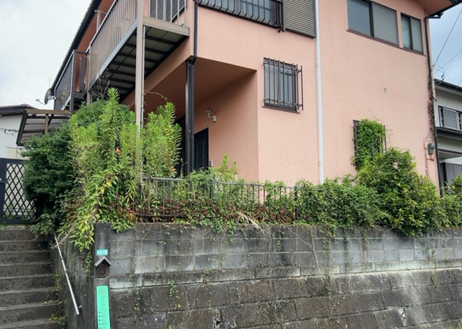 【外観】 | 土地を買う際、住む地域の自治体や福祉の補助制度にも注目してみましょう。子供や老人の医療補助やゴミ出しのルールなど、自治体によってルールに大きな違いがあるため、暮らしやすい土地で判断するとよいでしょう。