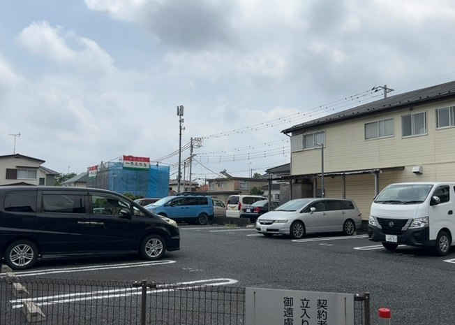 【外観】 | 現地に行くなら、物件の周囲の地形がどうなっているかを見ることも大切です。周辺より低くなっている土地では、大雨などで水が集まりやすいため、地盤が弱くなっているということも考えられるため、注意が必要です。