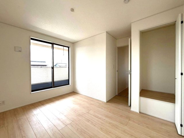 クワイエ　岐阜市西改田松の木第2　全1区画分譲の寝室|全居室にたっぷり収納できる大型収納を設置。窓ガラスは、断熱性能や結露防止効果の高いペアガラスを採用！
高い断熱性と共にガラス面の結露対策にも効果を発揮し湿気によるカビの発生を抑止します。