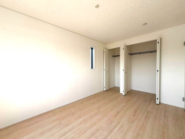 クワイエ　岐阜市西改田松の木第2　全1区画分譲の洋室|建具やクロスなどをトータルデザインでコーディネートしており、室内に落ち着きと安らぎを与えてくれます。
全居室収納付き！寝室やお子様のお部屋がスッキリ片付きます。