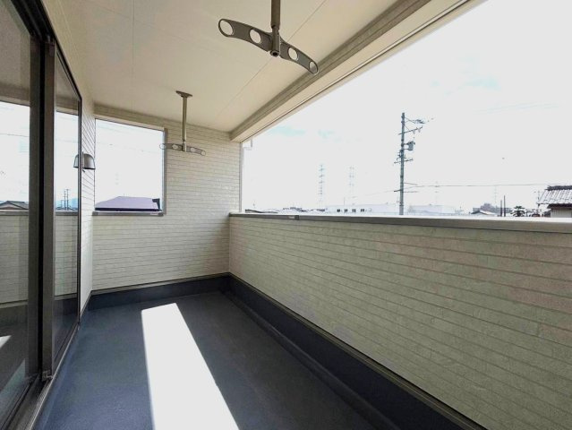 クワイエ　岐阜市西改田松の木第2　全1区画分譲のバルコニー|バルコニーは南向きで洗濯物もよく乾きます！強度と表面積硬度を持つFPRで防水しています。