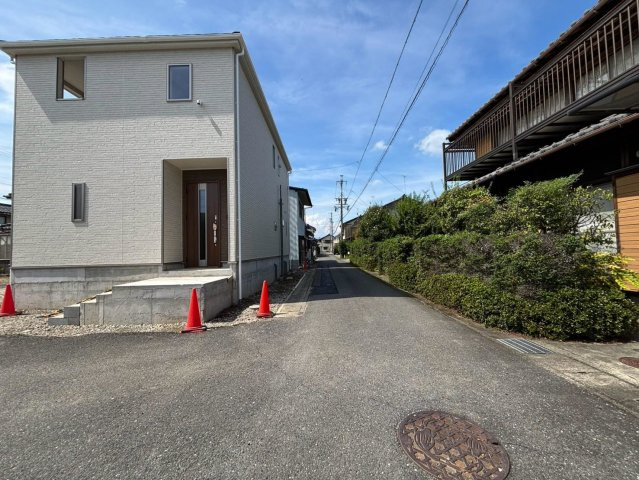 クワイエ　岐阜市西改田松の木第2　全1区画分譲の前面道路含む現地写真|「現地（2026年8月28日）撮影」　
■前面道路　
■ヤマダ不動産　株式会社リライフ
