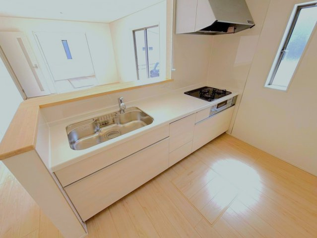 クワイエ　岐阜市西改田松の木第2　全1区画分譲のキッチン|お手入れがラクなステンレスをワークスペース部分トップに使用した、機能的で美しいシステムキッチンです。
浄水器組込み水栓でシンクまわりがスッキリ広々お使いいただけます。フラットな造りでお掃除も楽々です。