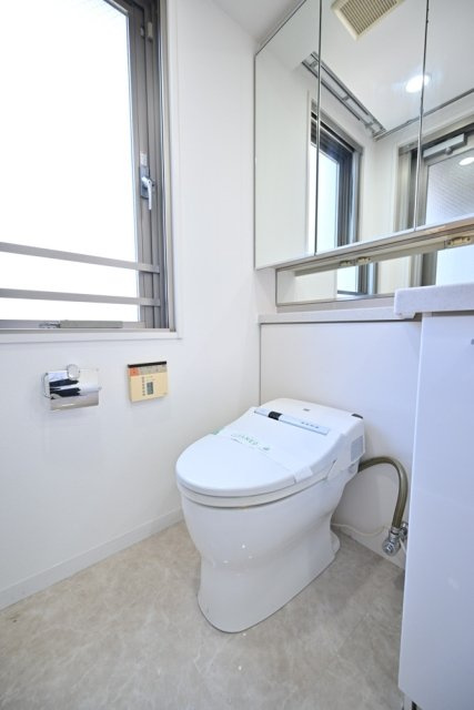 シティハウス代々木のトイレ|落ち着いた色調のトイレです