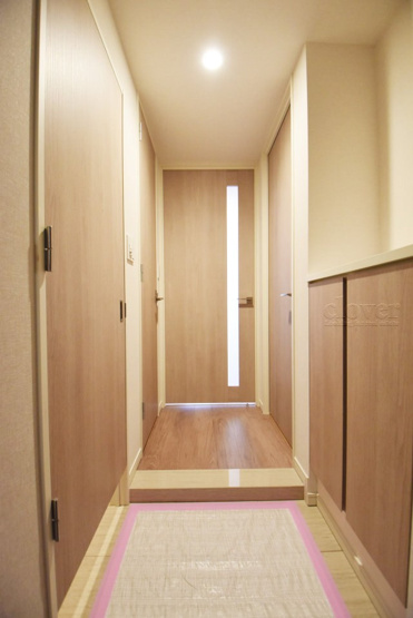 【その他共用部分】 | リビオレゾン墨田押上 | 皆様をお迎えする、お部屋の玄関ドア。開けやすさや開放角度、ドアノブの操作しやすさや鍵の形状などを、現地で一度ご確認ください。～即日のご見学可能～　お問合せはお気軽にどうぞ。