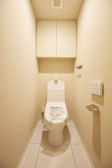 【トイレ】 | リビオレゾン墨田押上 | トイレはもともと個人の領域である自宅の中でも、最もプライベートな空間です。だからこそ、ほしい「落ち着き」がここにあります。～即日のご見学可能～　お問合せはお気軽にどうぞ。